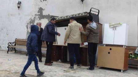 Cami avlusuna ev eşyası bıraktılar
