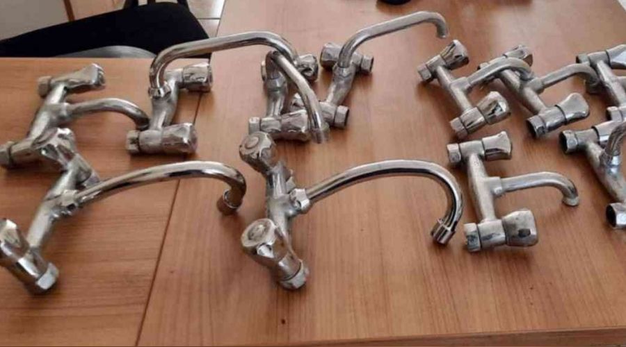 Cami musluklarını çaldılar