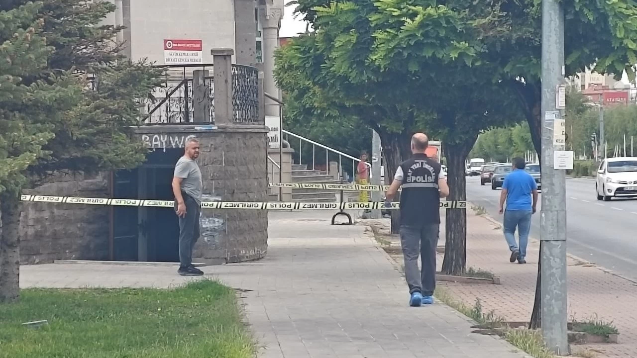 Cami tuvaletinde b��akl� kavga: 1 a��r yaral�