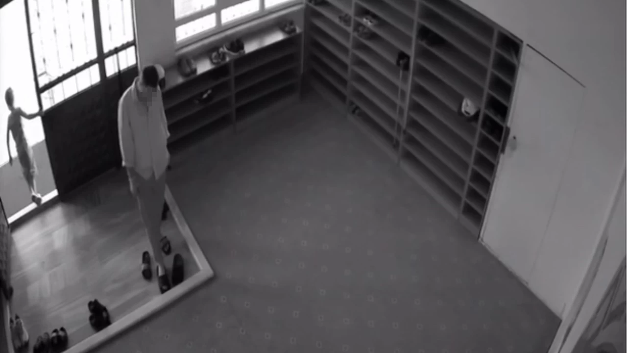 Camide terlik h�rs�zl��� g�venlik kameras�na yans�d�