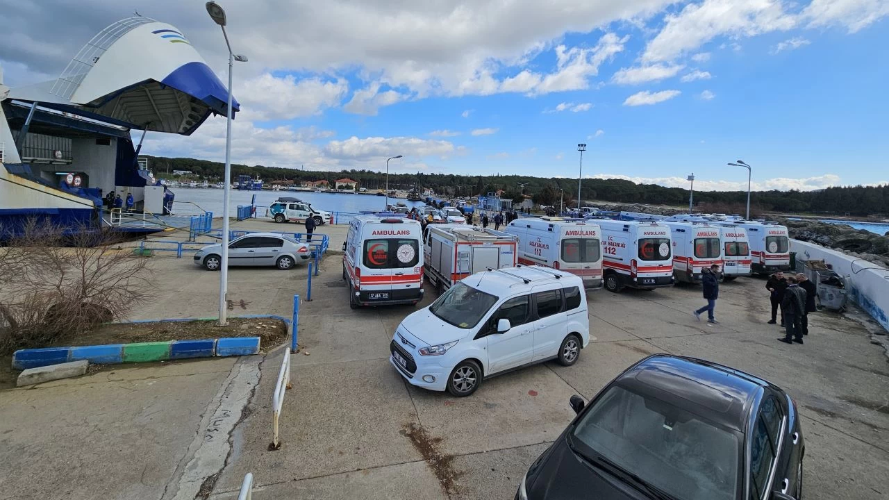 Çanakkale'de düzensiz göçmenleri taşıyan lastik bot battı