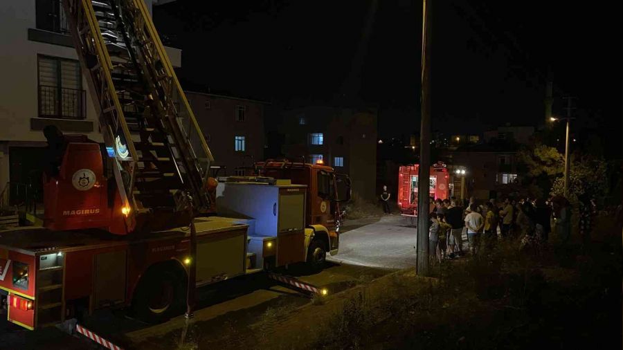 Çatı yangını vatandaşları sokağa döktü