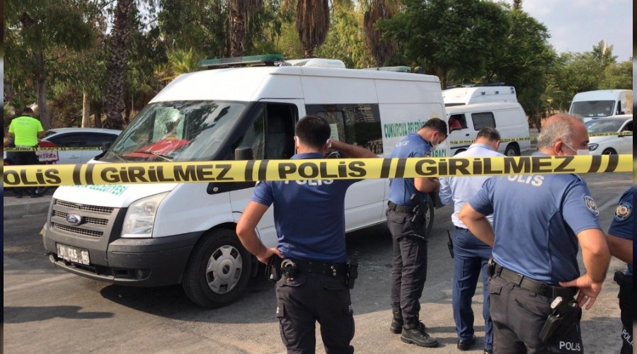 Cenaze aracı sürücüsü vuruldu