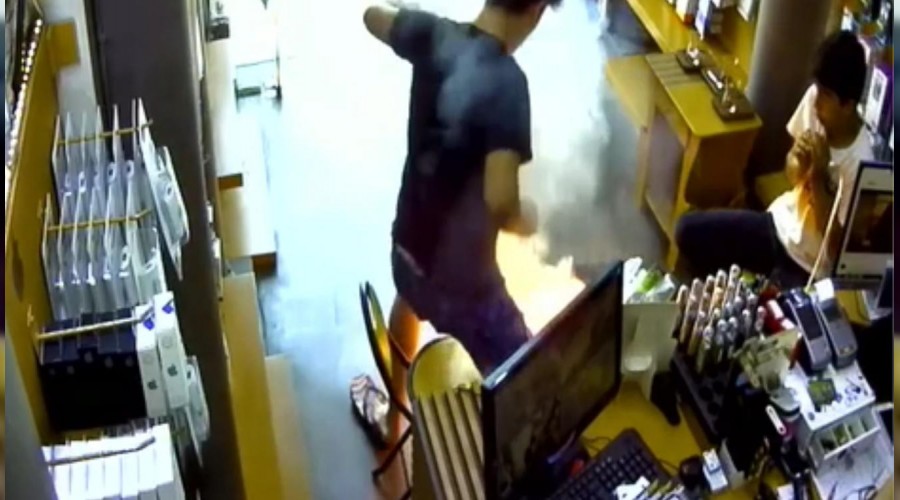 Cep telefonu bomba gibi patladı