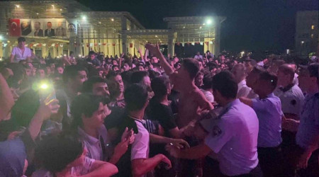 Ceza konserinde yumruklar havada uutu