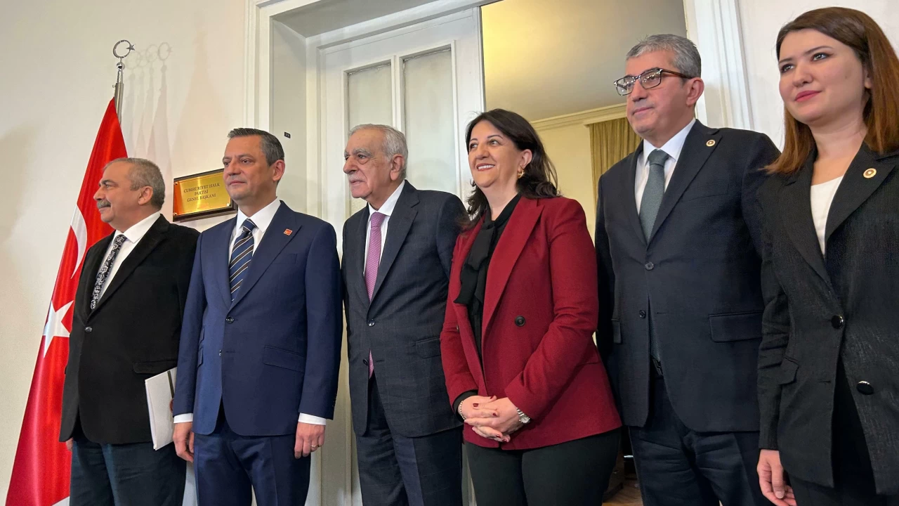 CHP Genel Ba�kan� �zg�r �zel, DEM Parti heyetiyle g�r��t�