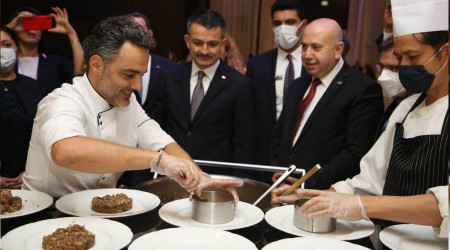 Çiftçi karla, zirai donla mücadele ederken, Bakan Pakdemirli Dubai'deydi