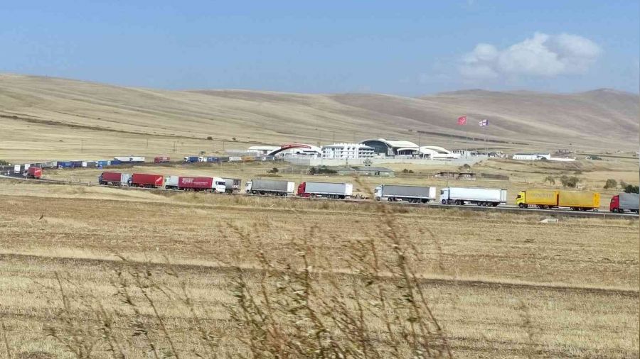 Çıldır'da 8 kilometrelik tır kuyruğu