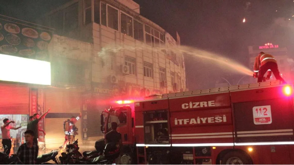 Cizre'deki galibiyet kutlamalarında 3 iş yeri ve 1 araç yandı: 1 itfaiye eri yaralandı
