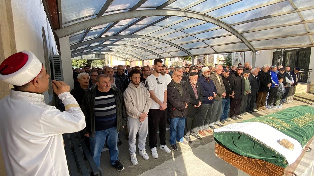 �ocu�unu almak i�in geldi�i okulda �ld�r�len baba son yolculu�una u�urland�