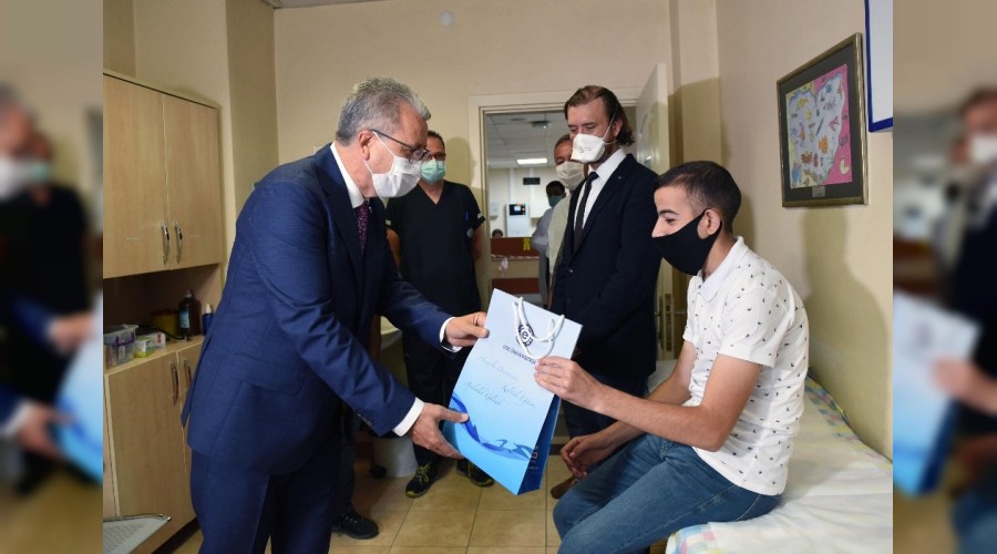 Çocuk hastaya izsiz tiroid ameliyatı yapıldı