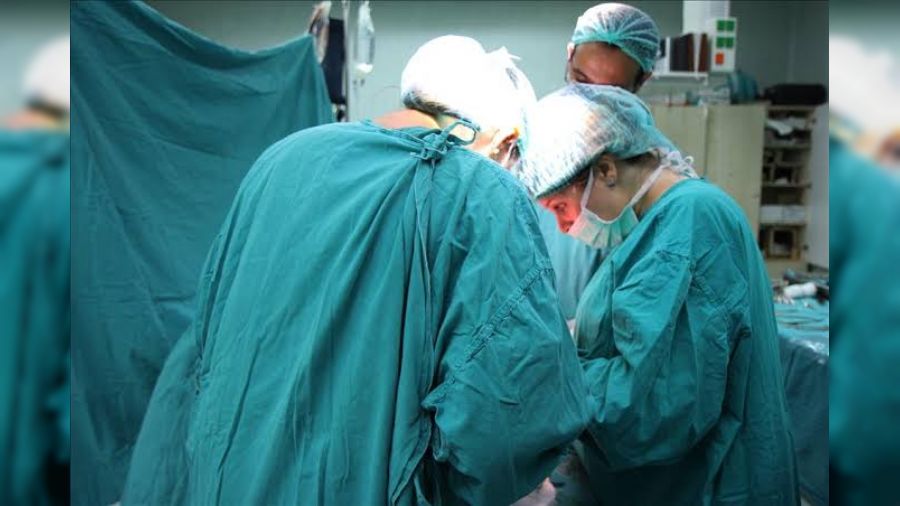 '�ocuklara cinsiyet ameliyat� iddialar� ara�t�r�lmal�'