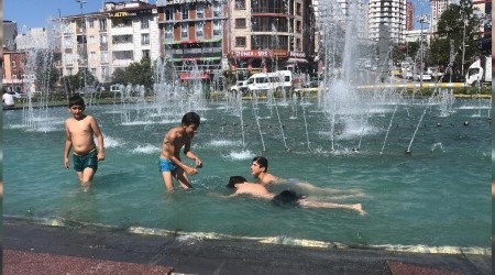 Çocukların süs havuzunda tehlikeli oyunu