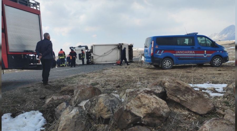 Çöp kamyonu devrildi: 1 ölü, 2 yaralı