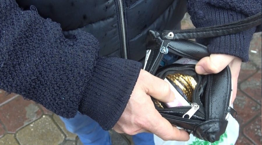 Çöpte ziynet ve para dolu çanta buldu