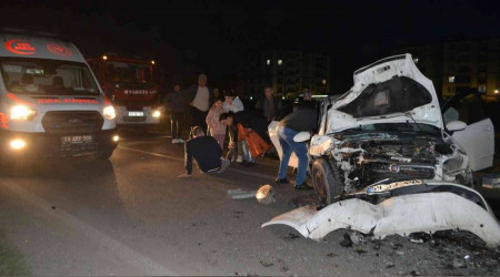 orlu'da iki otomobil kafa kafaya arpt