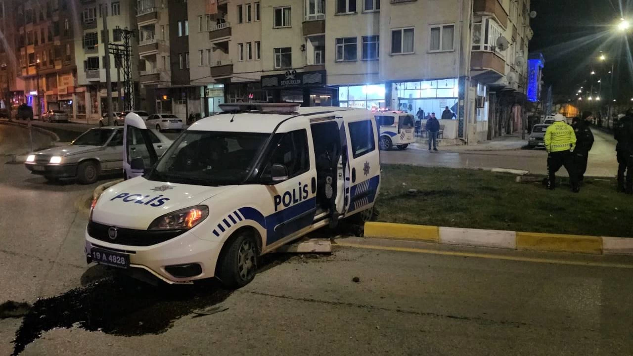 �orum'da ��pheli arac� kovalayan polis ekibi kaza yapt�