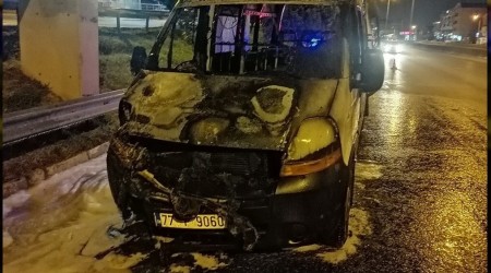 D-100'de seyir halindeki minibüs alev alev yandı