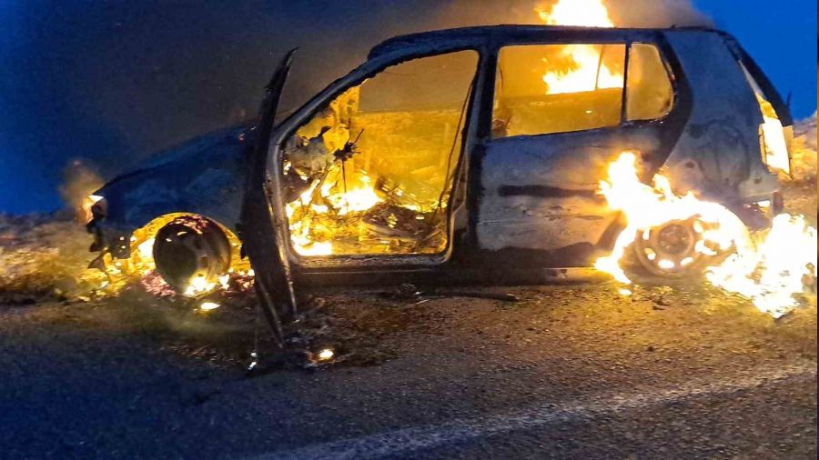 Deprem b�lgesinden d�nerken otomobilleri yand�