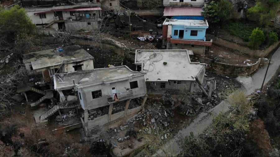 Deprem yıkamadı, dağdan kopan kayalar yıktı