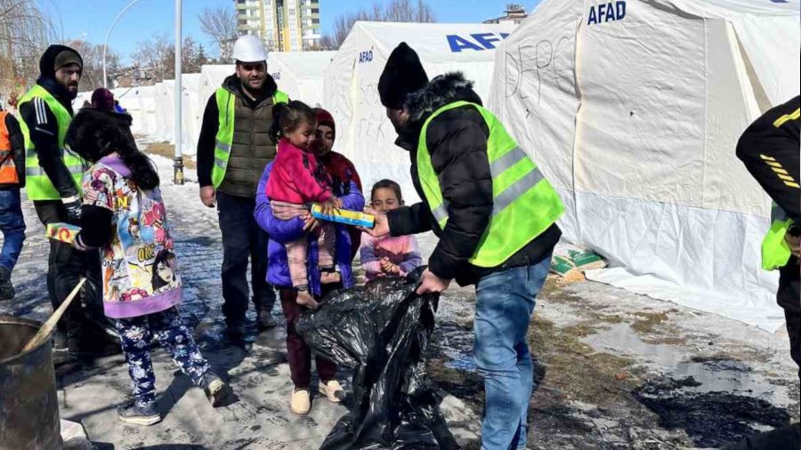Depremzede �ocuklar i�in oyuncak dolusu ara�lar afet b�lgesinde