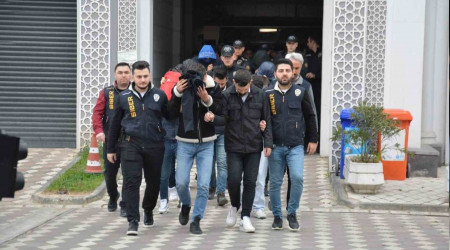 Depremzedeleri dolandıran çete çökertildi