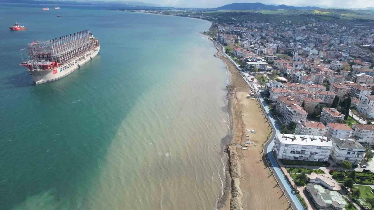 Dev gemi, Yalova'da karaya oturdu