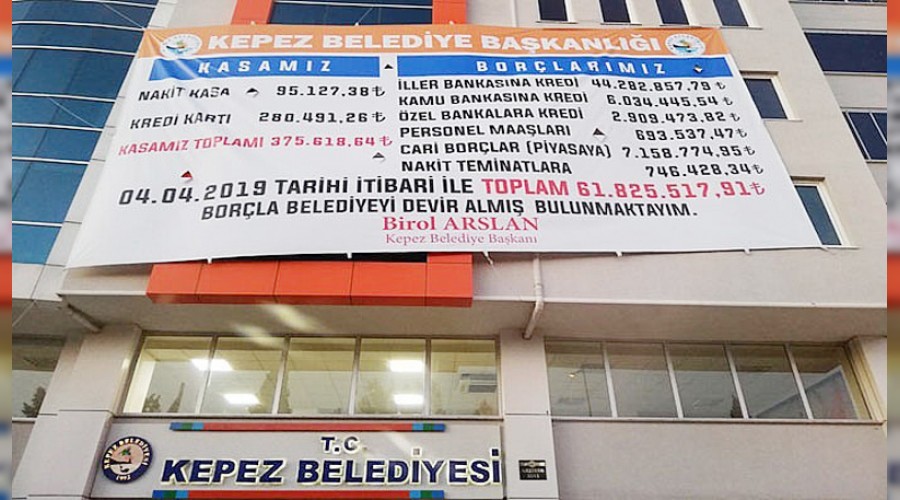 Devraldığı borcu belediye binasına astı