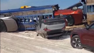 Devrilen tırda bulunan milyonluk araçlar hasar gördü