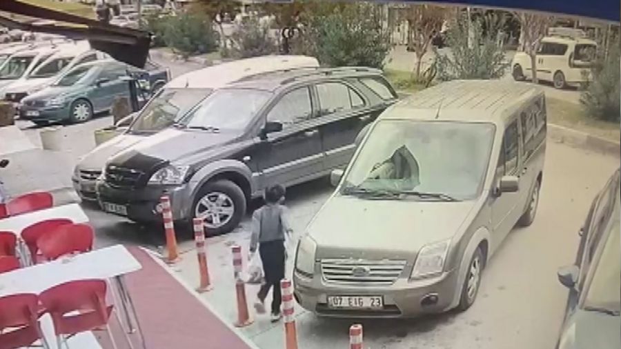 Dilendirilirken kaldırımda ayağı takılıp düşen küçük çocuk aracın altında kaldı