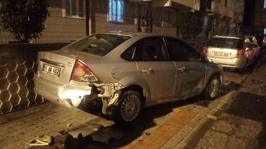 Direksiyon ba��nda kalp krizi ge�irdi, iki araca �arp�p hayat�n� kaybetti