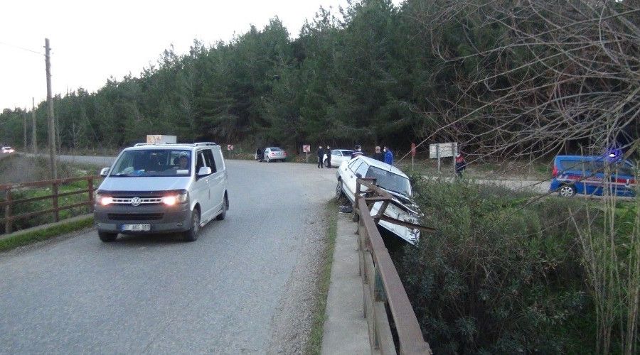 Direksiyon hakimiyetini kaybetti k�pr�de as�l� kald�