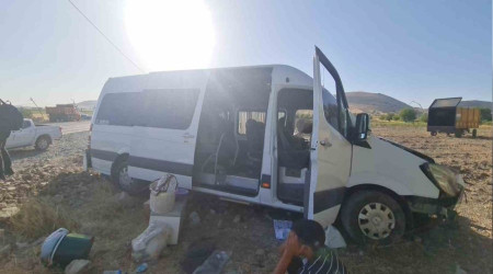 Diyarbakır'da feci kaza: 2'si ağır 20 yaralı