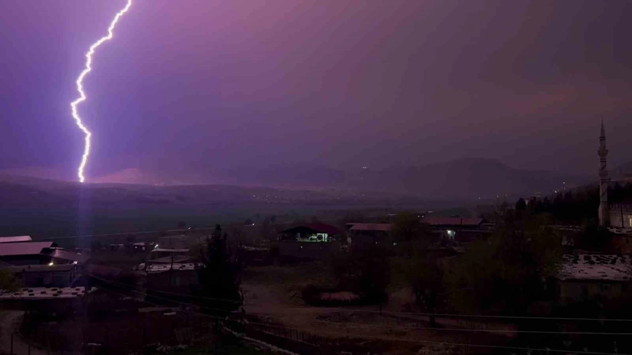 Diyarbakır'da şimşekler görsel şölen oluşturdu