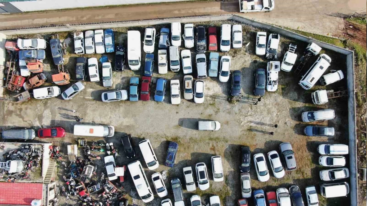 Diyarbakır'da yediemindeki araçlar çürümeye terk edildi