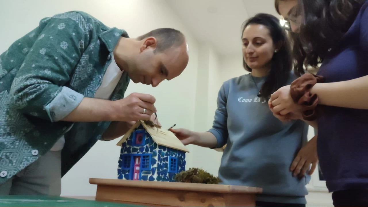 Doğadan topladıkları malzemelerle maket yapıyorlar
