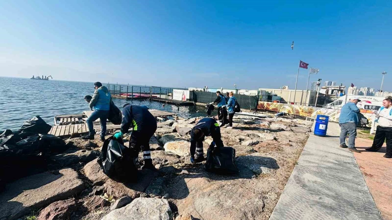 Do�aseverler Kar��yaka'da k�y� temizli�i yapt�