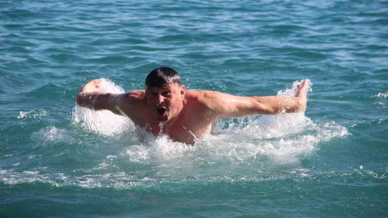 Doğuda kar var, Antalya'da deniz keyfi