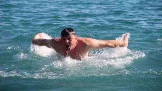 Doğuda kar var, Antalya'da deniz keyfi