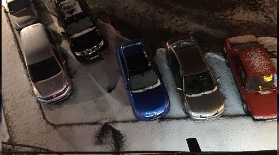 Dolu yağışı etrafı beyaza bürüdü