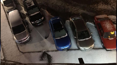 Dolu yağışı etrafı beyaza bürüdü