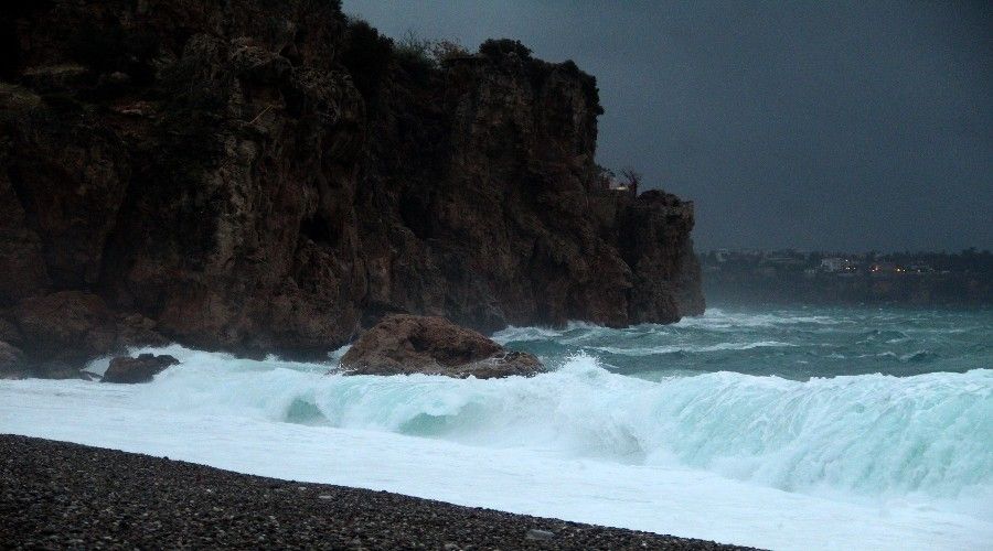 Dünyaca ünlü sahil dev dalgalara teslim oldu