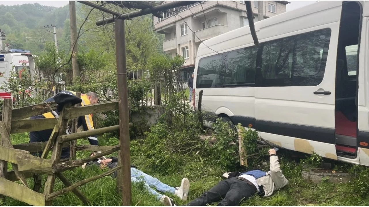 Düzce'de işçi servisi ağaca çarptı, 8 kişi yaralandı