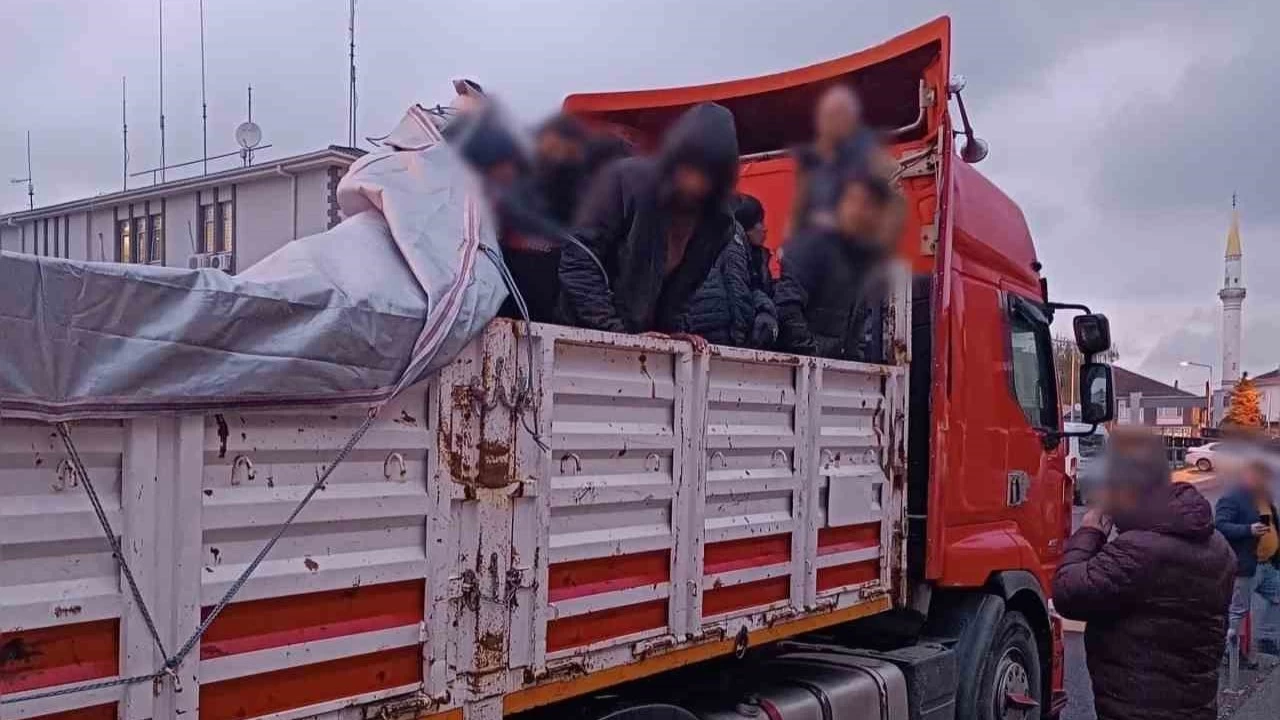 Düzce'de tırın dorsesinde 20 düzensiz göçmen yakalandı