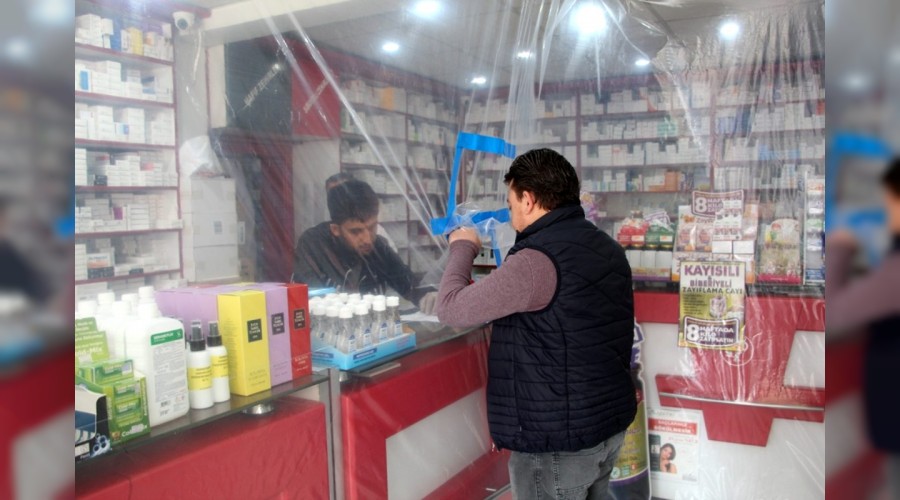 Eczanelerde 'sosyal mesafe' uyarısı