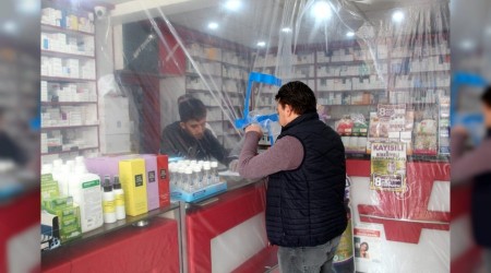Eczanelerde 'sosyal mesafe' uyarısı
