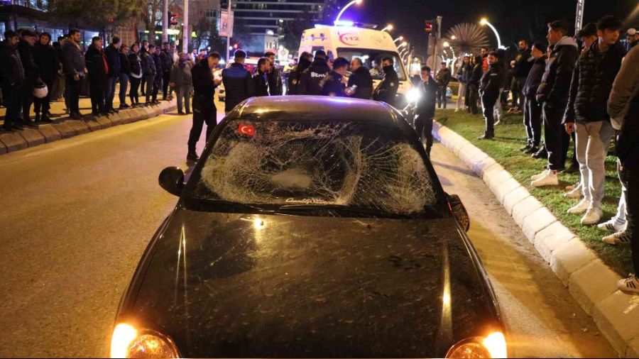 Edirne'de feci kaza: Otomobilin çarptığı 3 yayadan ikisi ağır yaralandı