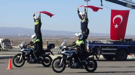Eğitimlerini tamamlayan motosikletli polisler sertifikalarını aldı