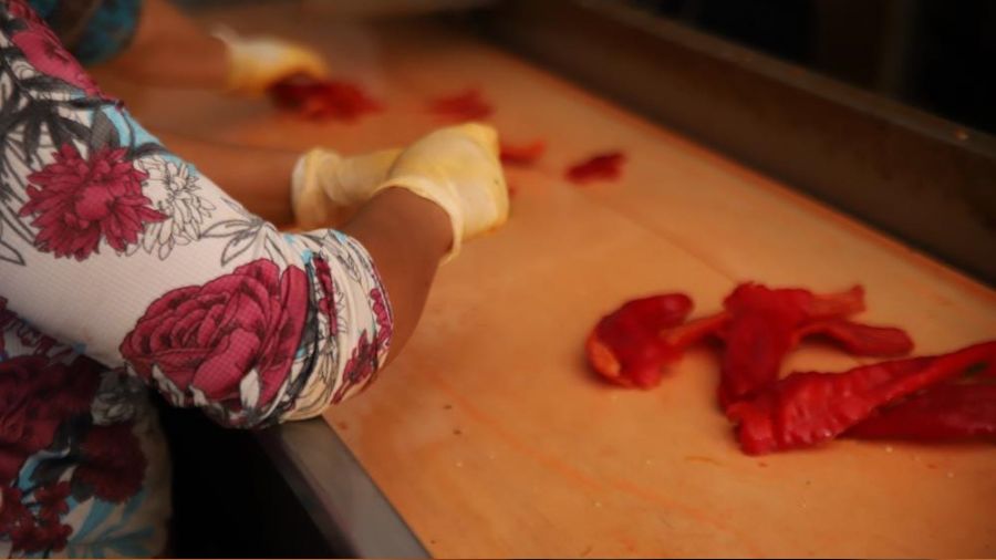 Ekmek paralar�n� ac�dan ��kar�yorlar   