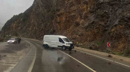 Ekmek yüklü minibüse dağdan kopan kayalar çarptı